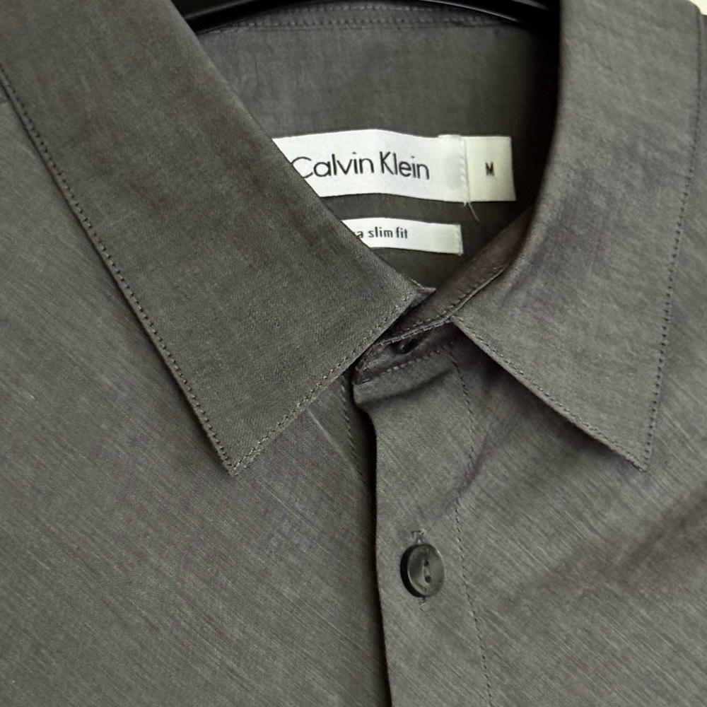 Calvin Klein Men's Charcoal Gray Casual Lightweight Slim fit SSButton Down Shirt